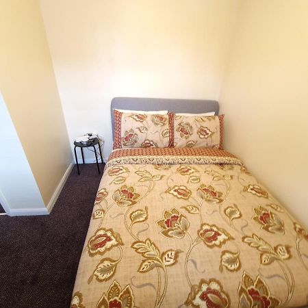 London Luxury 6 Bedroom Family House Sleeps 12 People Parking For 4 Cars Close To Tube. Chigwell Luaran gambar