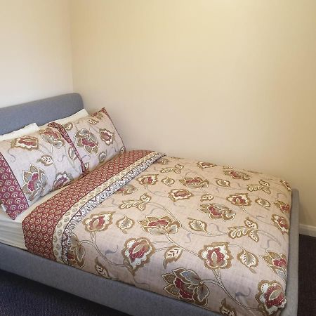 London Luxury 6 Bedroom Family House Sleeps 12 People Parking For 4 Cars Close To Tube. Chigwell Luaran gambar