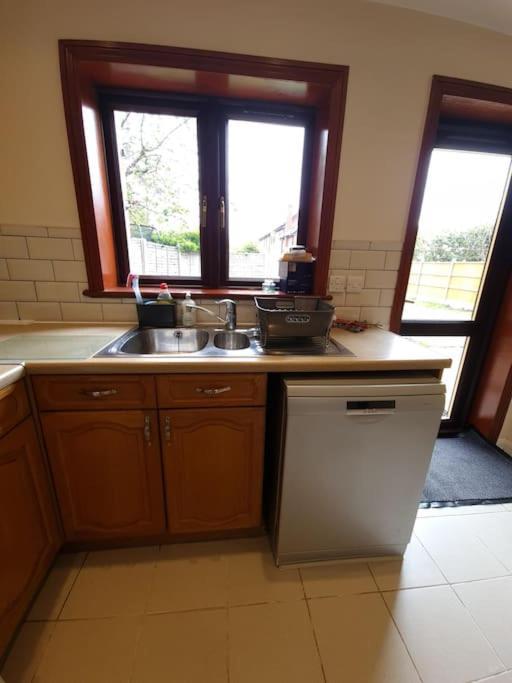 London Luxury 6 Bedroom Family House Sleeps 12 People Parking For 4 Cars Close To Tube. Chigwell Luaran gambar