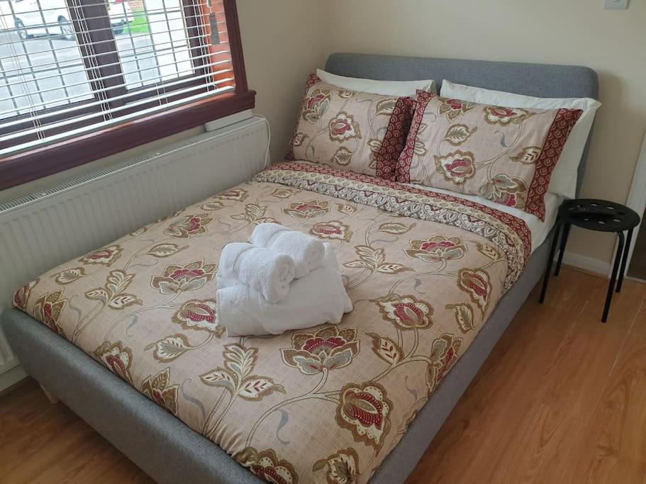 London Luxury 6 Bedroom Family House Sleeps 12 People Parking For 4 Cars Close To Tube. Chigwell Luaran gambar