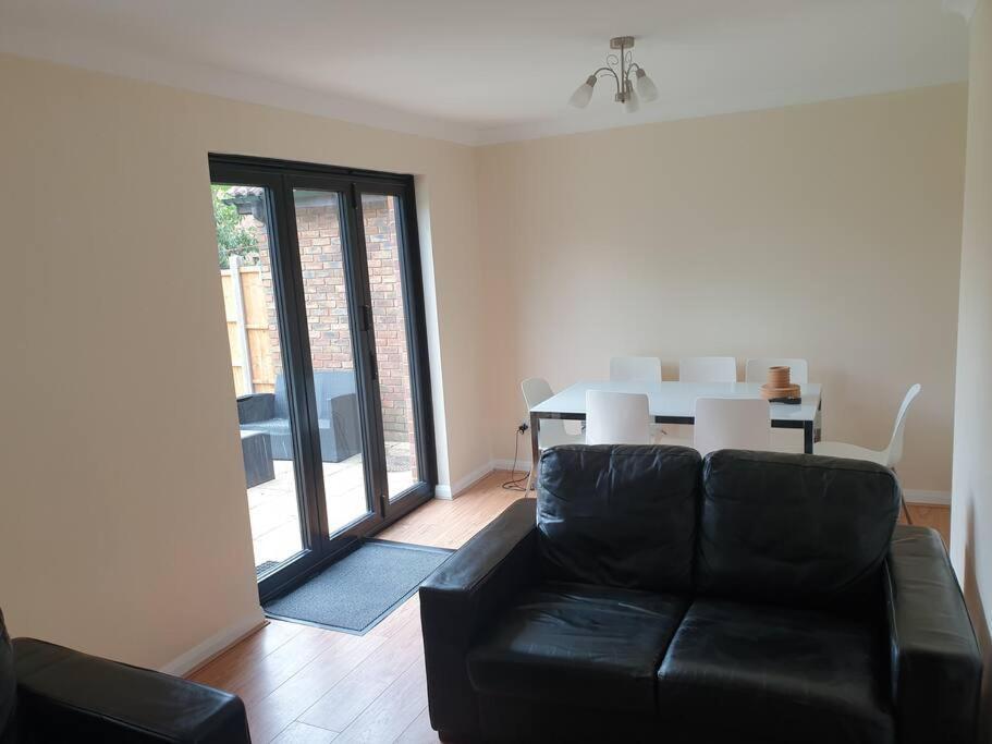 London Luxury 6 Bedroom Family House Sleeps 12 People Parking For 4 Cars Close To Tube. Chigwell Luaran gambar