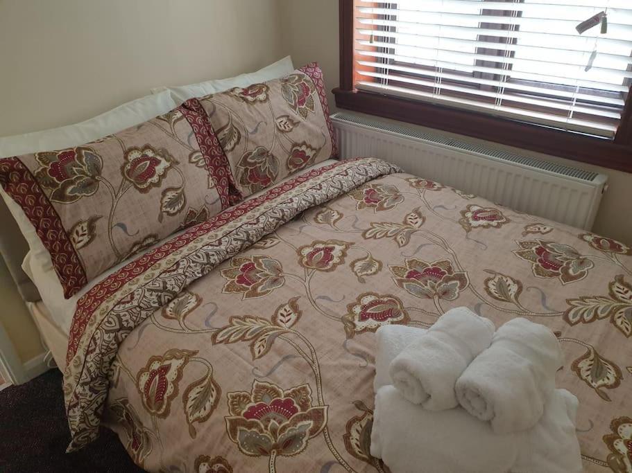 London Luxury 6 Bedroom Family House Sleeps 12 People Parking For 4 Cars Close To Tube. Chigwell Luaran gambar