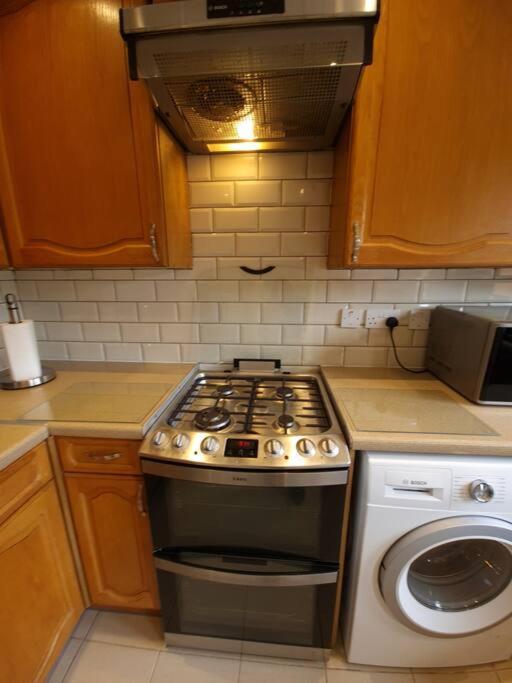 London Luxury 6 Bedroom Family House Sleeps 12 People Parking For 4 Cars Close To Tube. Chigwell Luaran gambar