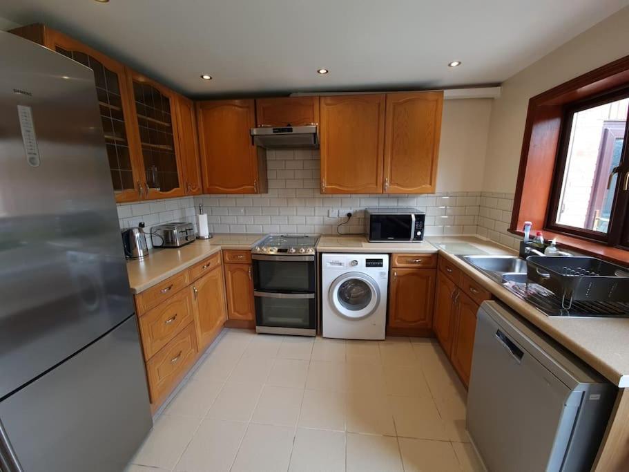 London Luxury 6 Bedroom Family House Sleeps 12 People Parking For 4 Cars Close To Tube. Chigwell Luaran gambar
