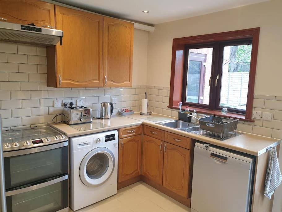 London Luxury 6 Bedroom Family House Sleeps 12 People Parking For 4 Cars Close To Tube. Chigwell Luaran gambar
