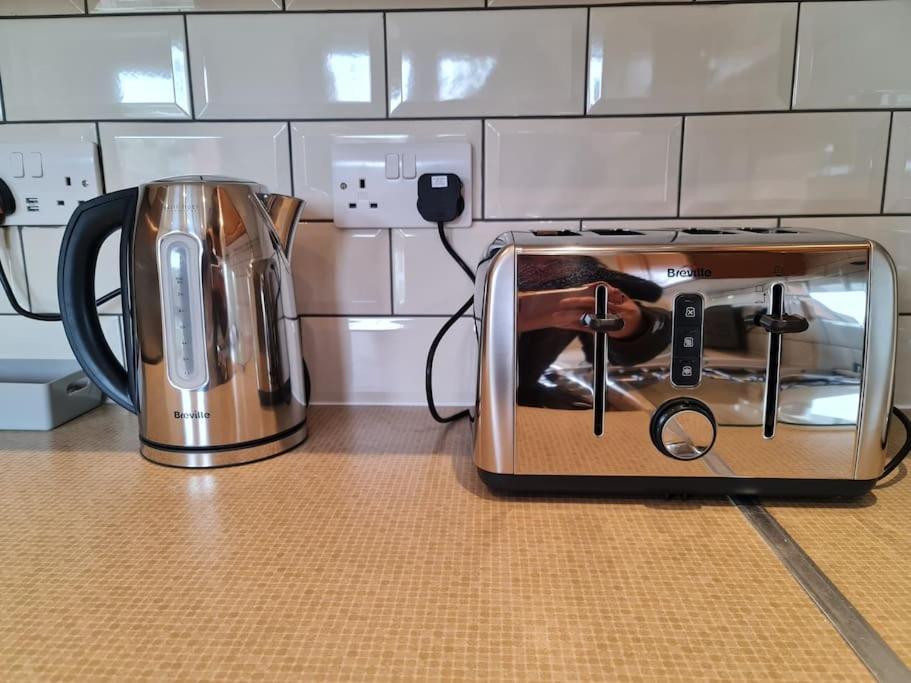 London Luxury 6 Bedroom Family House Sleeps 12 People Parking For 4 Cars Close To Tube. Chigwell Luaran gambar