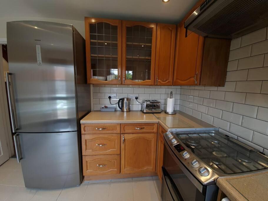 London Luxury 6 Bedroom Family House Sleeps 12 People Parking For 4 Cars Close To Tube. Chigwell Luaran gambar