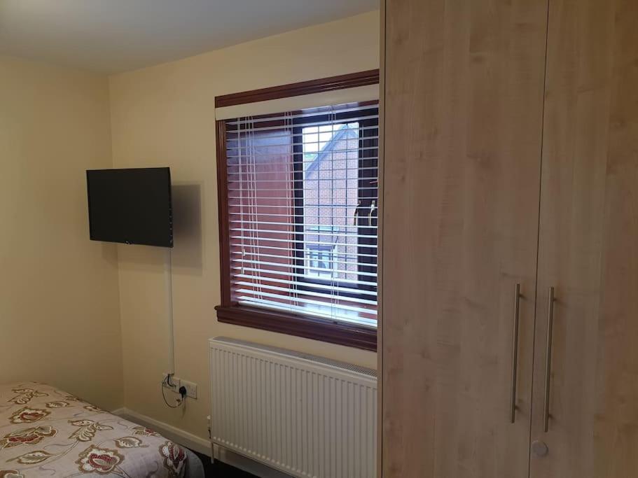 London Luxury 6 Bedroom Family House Sleeps 12 People Parking For 4 Cars Close To Tube. Chigwell Luaran gambar