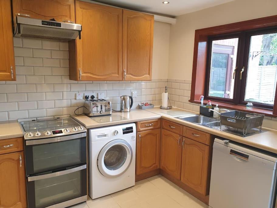 London Luxury 6 Bedroom Family House Sleeps 12 People Parking For 4 Cars Close To Tube. Chigwell Luaran gambar
