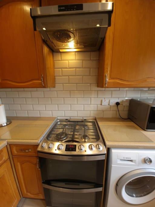London Luxury 6 Bedroom Family House Sleeps 12 People Parking For 4 Cars Close To Tube. Chigwell Luaran gambar