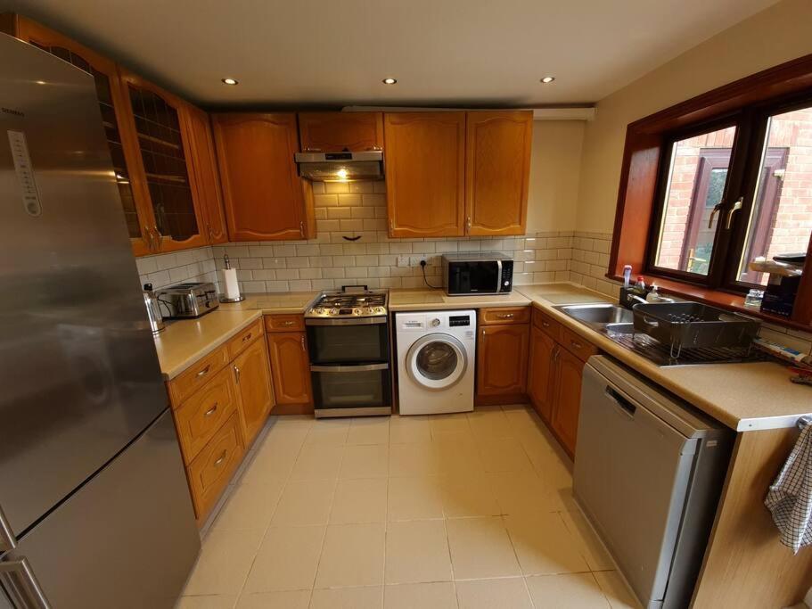 London Luxury 6 Bedroom Family House Sleeps 12 People Parking For 4 Cars Close To Tube. Chigwell Luaran gambar