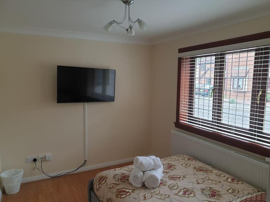 London Luxury 6 Bedroom Family House Sleeps 12 People Parking For 4 Cars Close To Tube. Chigwell Luaran gambar