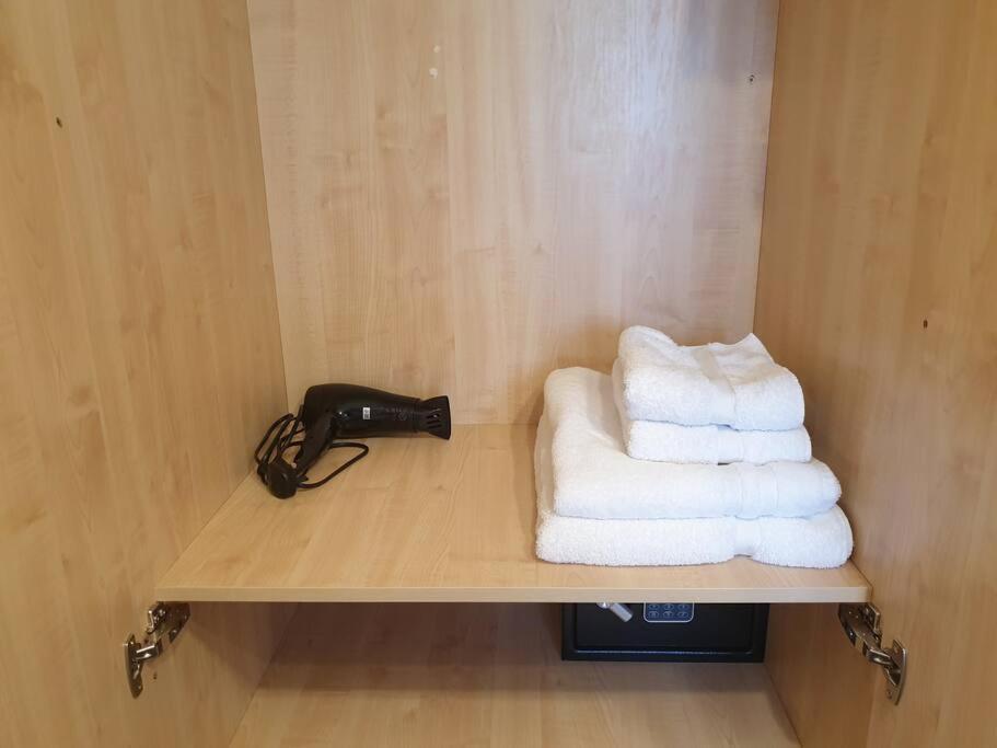 London Luxury 6 Bedroom Family House Sleeps 12 People Parking For 4 Cars Close To Tube. Chigwell Luaran gambar