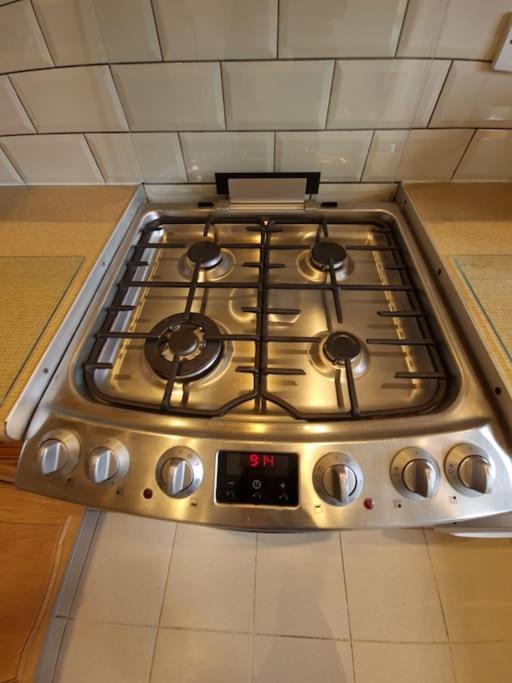 London Luxury 6 Bedroom Family House Sleeps 12 People Parking For 4 Cars Close To Tube. Chigwell Luaran gambar