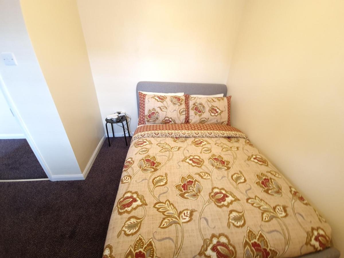 London Luxury 6 Bedroom Family House Sleeps 12 People Parking For 4 Cars Close To Tube. Chigwell Luaran gambar