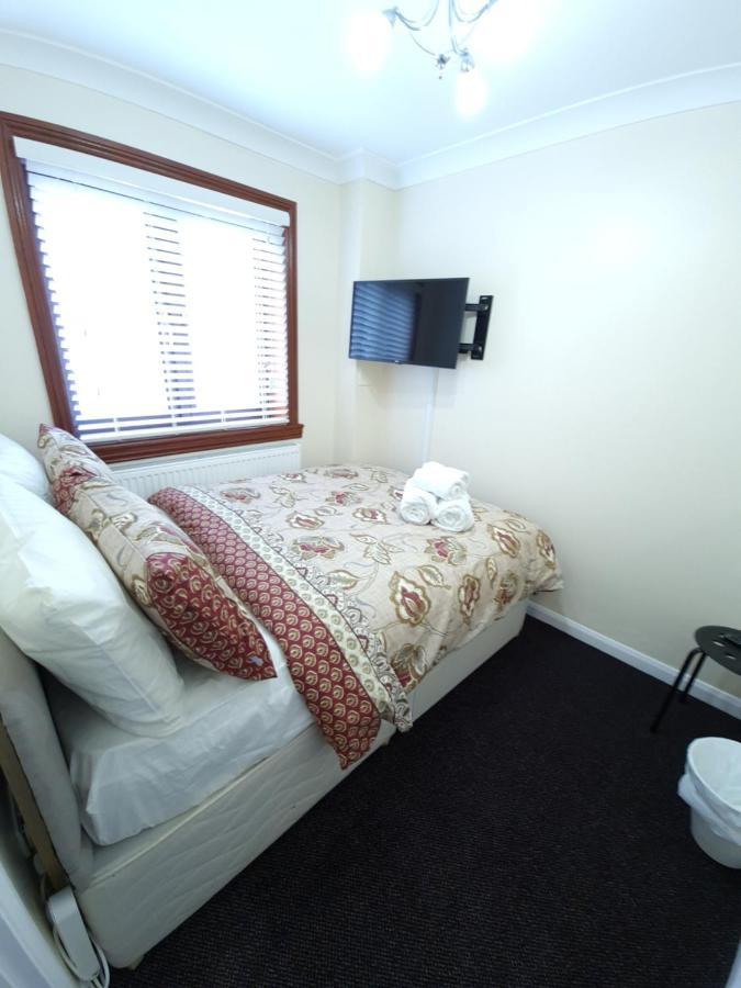 London Luxury 6 Bedroom Family House Sleeps 12 People Parking For 4 Cars Close To Tube. Chigwell Luaran gambar