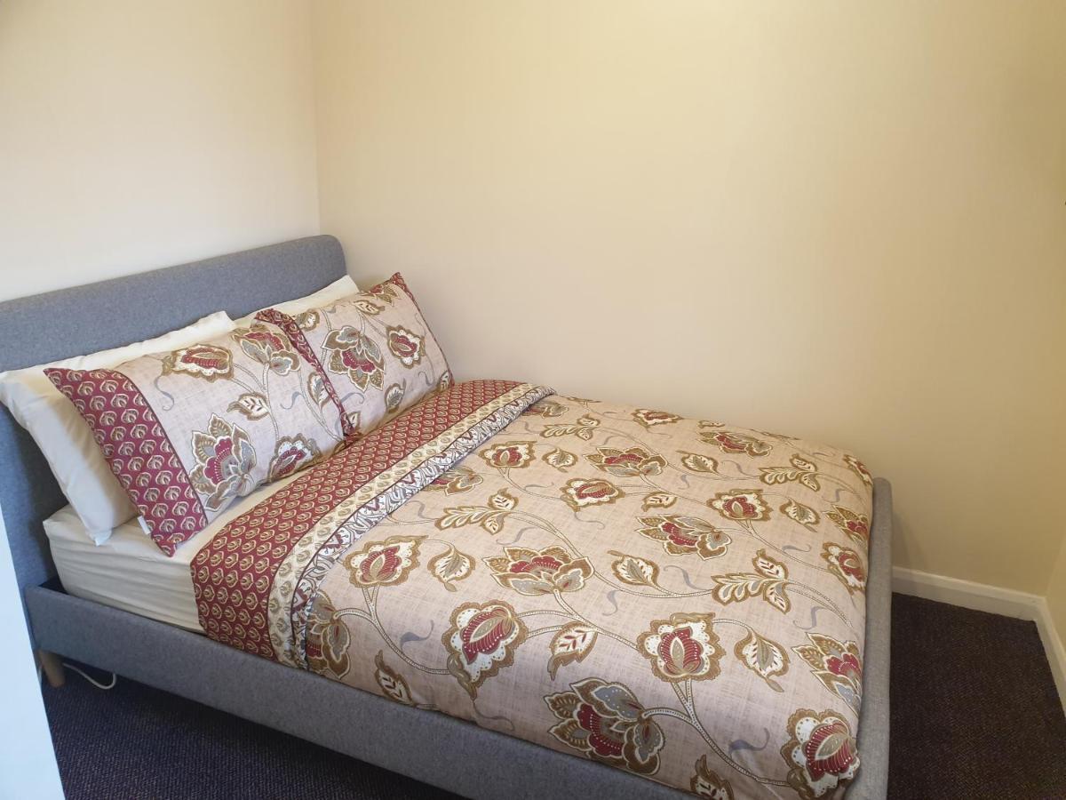 London Luxury 6 Bedroom Family House Sleeps 12 People Parking For 4 Cars Close To Tube. Chigwell Luaran gambar