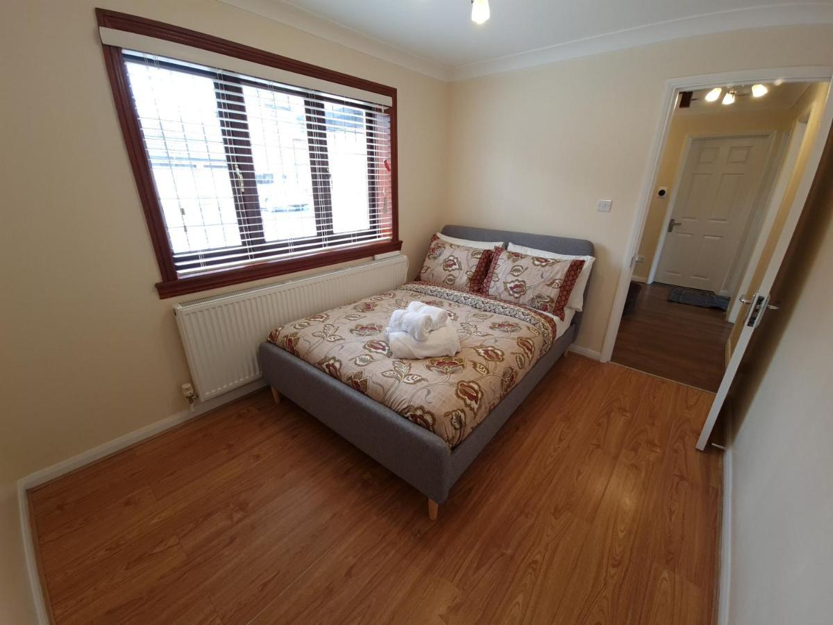 London Luxury 6 Bedroom Family House Sleeps 12 People Parking For 4 Cars Close To Tube. Chigwell Luaran gambar