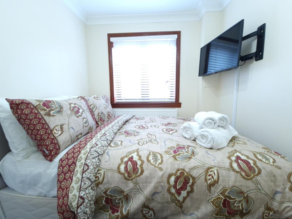 London Luxury 6 Bedroom Family House Sleeps 12 People Parking For 4 Cars Close To Tube. Chigwell Luaran gambar