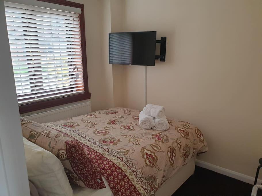 London Luxury 6 Bedroom Family House Sleeps 12 People Parking For 4 Cars Close To Tube. Chigwell Luaran gambar