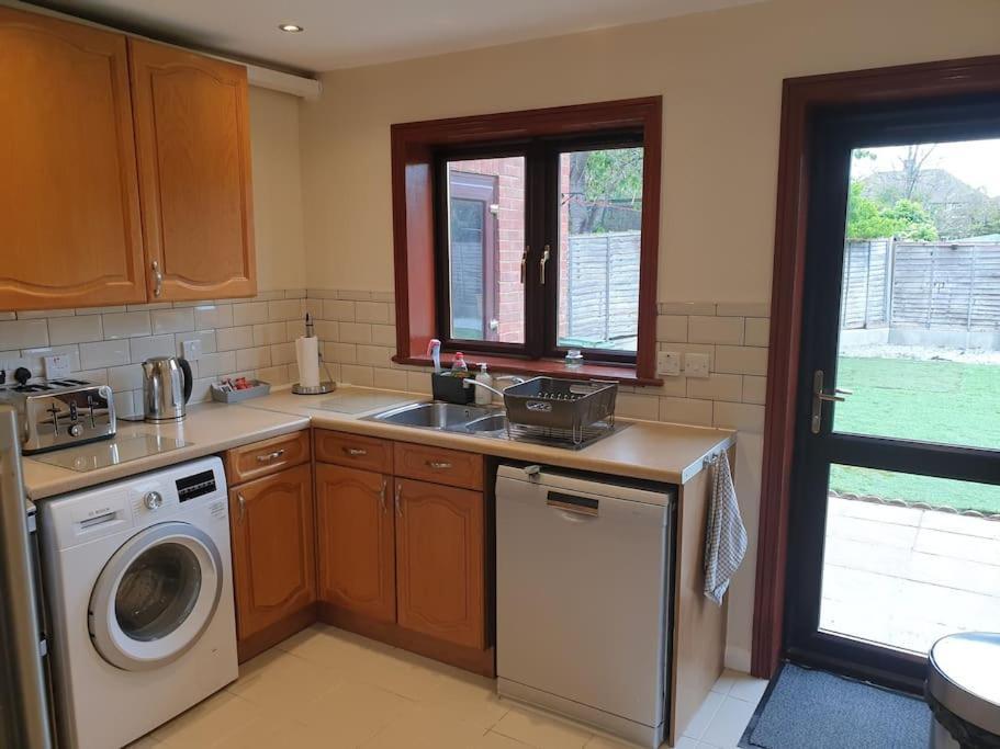London Luxury 6 Bedroom Family House Sleeps 12 People Parking For 4 Cars Close To Tube. Chigwell Luaran gambar