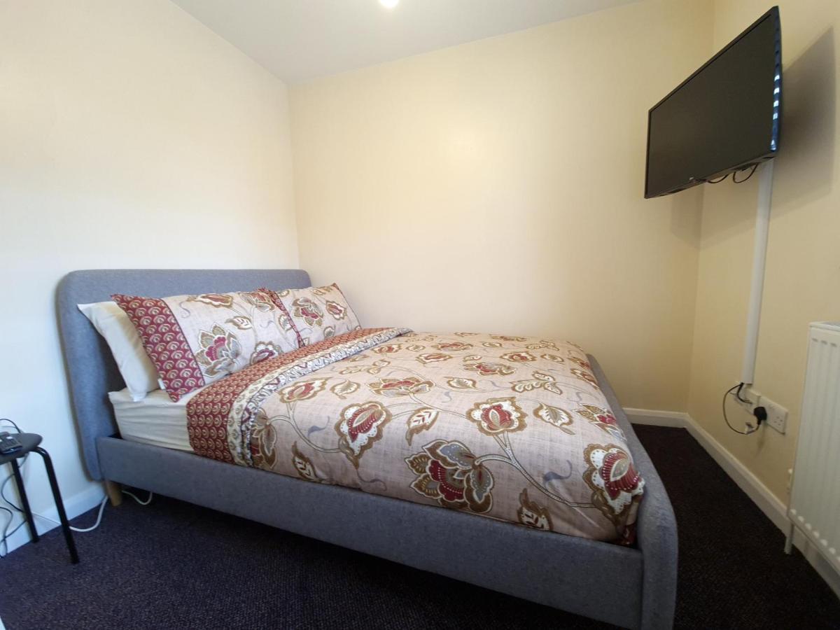 London Luxury 6 Bedroom Family House Sleeps 12 People Parking For 4 Cars Close To Tube. Chigwell Luaran gambar